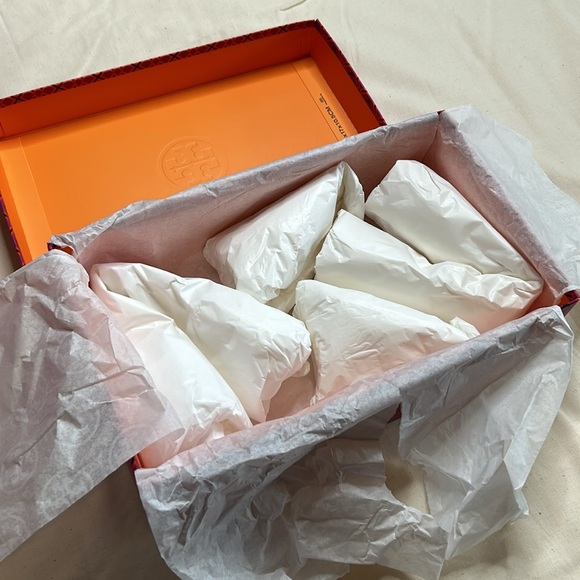 Tory Burch empty shoe box w/ branded tissue and stuffing - Picture 3 of 3